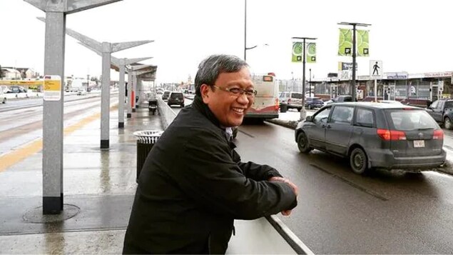 Si Cesar Cala nakatayo sa isang kalsada sa Calgary.