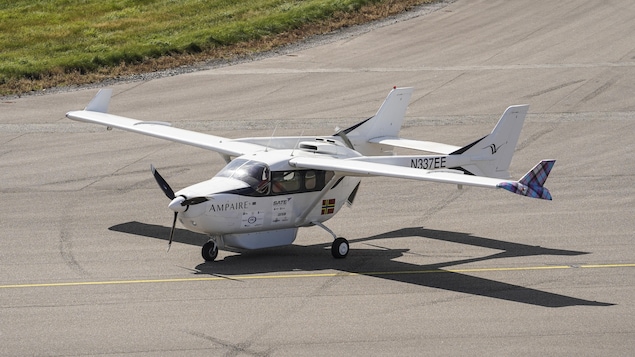 Un petit avion à hélice et à deux queues fixées sur l'arrière des ailes sur une piste de décollage.