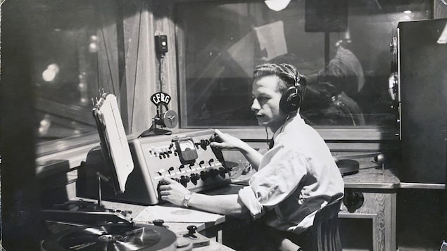 Un annonceur au micro de CFRG dans les années 60.