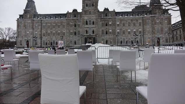1000 chaises vides devant le Parlement.