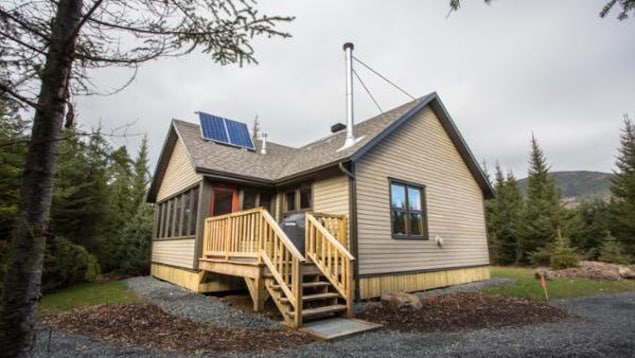 Les chalets mis en vente par la SÉPAQ ont été remplacés par des chalets plus modernes, présentés sur cette image.