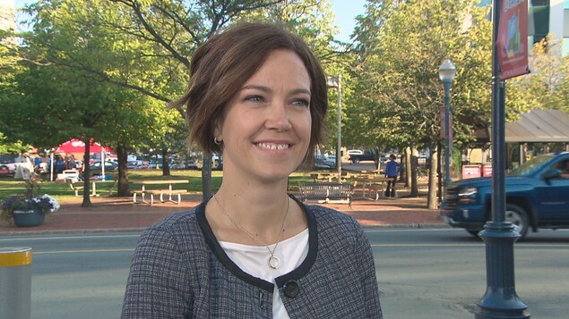 Marie Chamberland en entrevue devant la rue Main de Moncton Marie Chamberland en entrevue devant la rue Main de Moncton