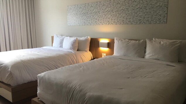Chambre rénovée de l'Hôtel Le Navigateur Chambre rénovée de l'Hôtel Le Navigateur