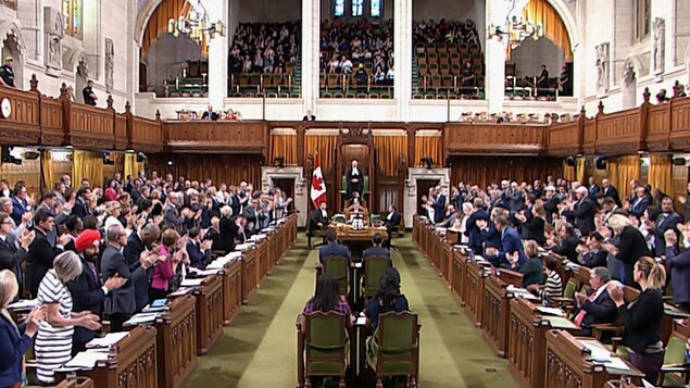 Les élus de la Chambre des communes votent à l’unanimité une motion appuyant le premier ministre  Trudeau.