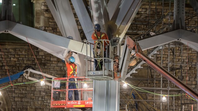 Les quatre murs que forme la cour deviendront au fil des travaux les quatre murs intérieurs du bâtiment. Les quatre murs que forme la cour deviendront au fil des travaux les quatre murs intérieurs du bâtiment.