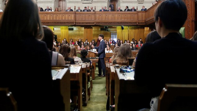 Justin Trudeau s'adresse à la Chambre des communes.