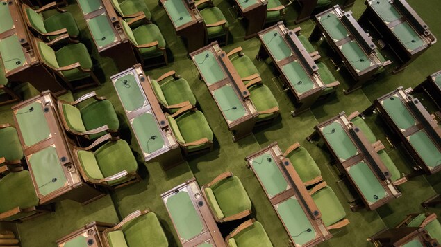 Les sièges vides des députés à la Chambre des communes 