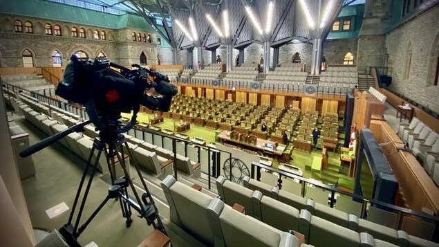 Veston et cravate requis pour les élus en télétravail dans le parlement hybride