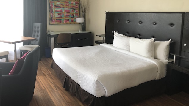 Un lit dans une chambre d'hôtel.