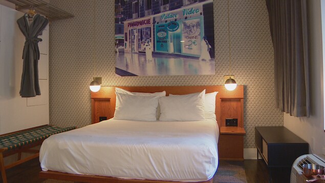 Une chambre du Drake Hotel avec un lit, des lumières et des robes de chambre.