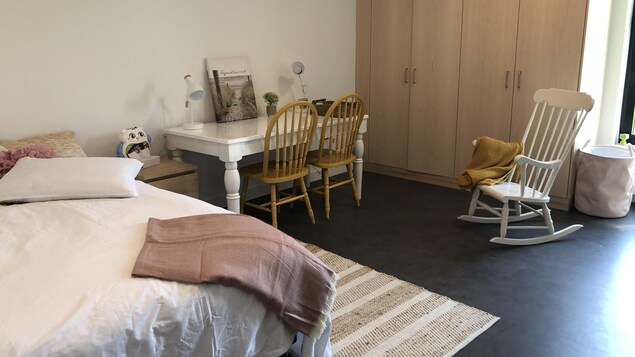 Une chambre aménagée.