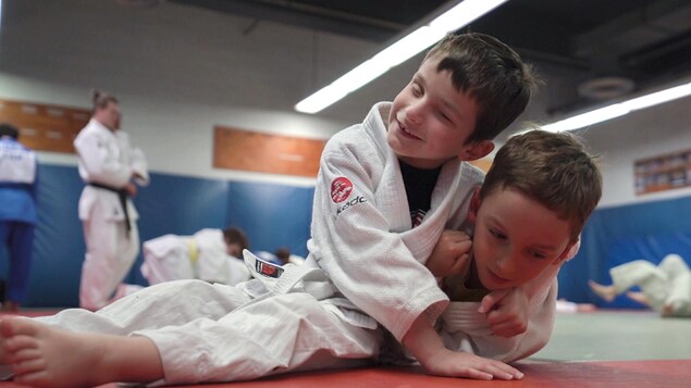 Deux jeunes garçons qui pratiquent le judo.