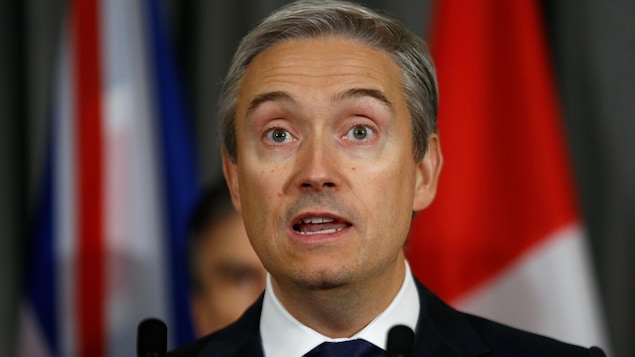 François-Philippe Champagne parle devant un lutrin lors d'une réunion à Londres.