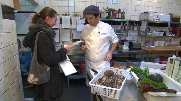 Une trentaine de restaurateurs achètent des champignons de cette petite entreprise montréalaise. Une trentaine de restaurateurs achètent des champignons de cette petite entreprise montréalaise.