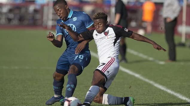 Christiano François tente de prendre le ballon à Zoom Langwa.