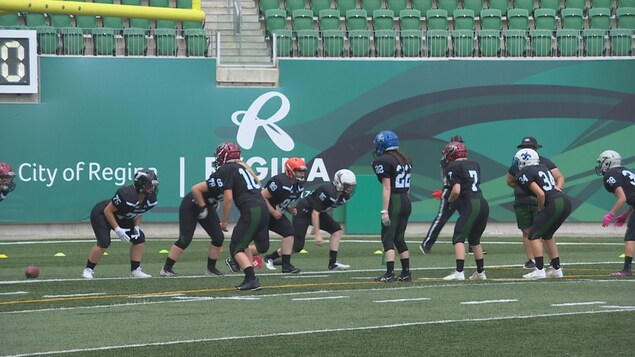 Le premier Championnat national de football féminin des moins de 18 ans a lieu à Regina