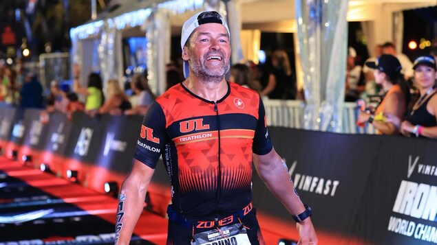 Bruno Savard après avoir passé le fil d'arrivée du Championnat du monde Ironman 2023, à Nice, en France.