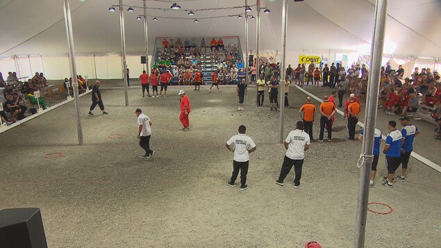 Les participants qui jouent à la pétanque Les participants qui jouent à la pétanque