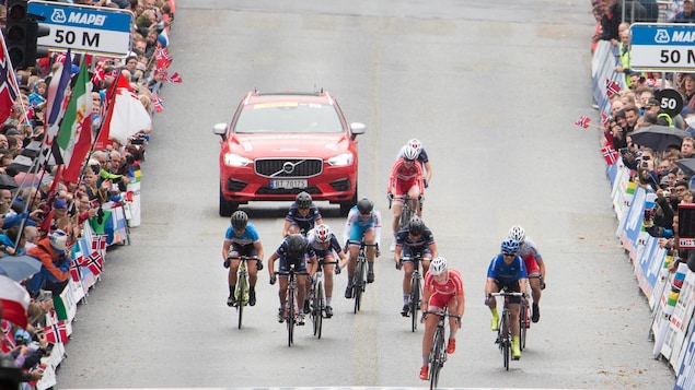 Simone Boilard à l'extrême gauche lors des Championnats du monde de cyclisme sur route chez les juniors à Bergen en Norvège Simone Boilard à l'extrême gauche lors des Championnats du monde de cyclisme sur route chez les juniors à Bergen en Norvège
