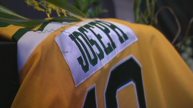 Gros plan sur le nom de Joseph à l'arrière de son chandail des Broncos. Gros plan sur le nom de Joseph à l'arrière de son chandail des Broncos.