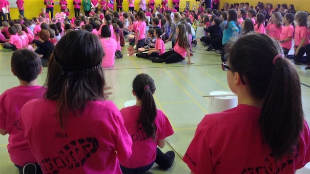 Des élèves vêtus de rose pour dénoncer l'intimidation
