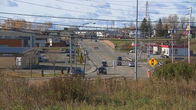 Des voitures qui traversent une municipalité