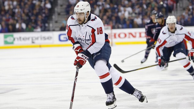 Chandler Stephensen lors d'un match de hockey avec les Capitals de Washington. Chandler Stephensen lors d'un match de hockey avec les Capitals de Washington.
