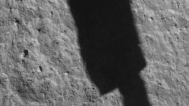 On aperçoit une ombre rectangulaire sur la surface de la Lune.