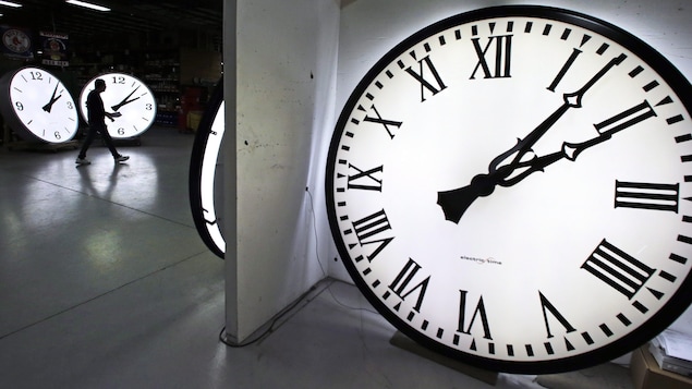 une très grosse horloge