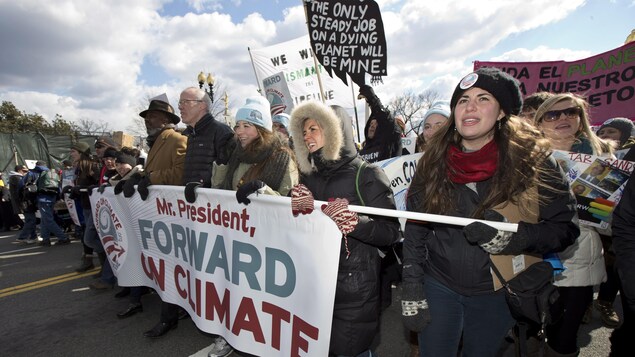 Bill McKibben lors d'une manifestation à Washington contre le projet de pipeline Keystone XL en 2013. Bill McKibben lors d'une manifestation à Washington contre le projet de pipeline Keystone XL en 2013.