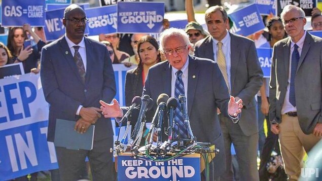 Bill McKibben (à droite) avec le sénateur du Vermont, Bernie Sanders. Bill McKibben (à droite) avec le sénateur du Vermont, Bernie Sanders.