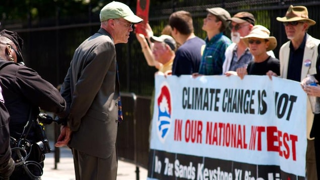 Bill McKibben se fait arrêter à Washington lors d'une manifestation contre le projet de pipeline Keystone XL en 2013. Bill McKibben se fait arrêter à Washington lors d'une manifestation contre le projet de pipeline Keystone XL en 2013.