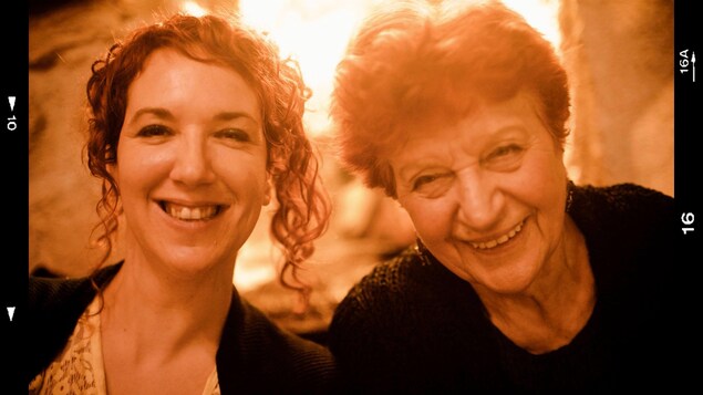 Deux femmes sourient.