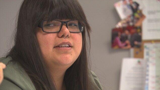 Marie-Christine Petiguay, une jeune Attikamek, chante quelques vers d'une chanson engagée. Marie-Christine Petiguay, une jeune Attikamek, chante quelques vers d'une chanson engagée.