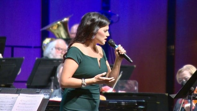 Une artiste autochtone chante Noël en langue crie avec l’Orchestre de Saskatoon