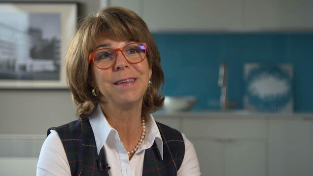 On voit Mme Blais parler à la caméra On voit Mme Blais parler à la caméra