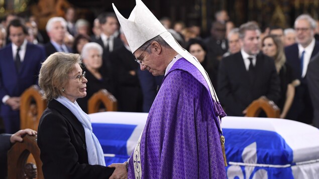 La conjointe de Bernard Landry, Chantal Renaud, et monseigneur Christian Lépine La conjointe de Bernard Landry, Chantal Renaud, et monseigneur Christian Lépine
