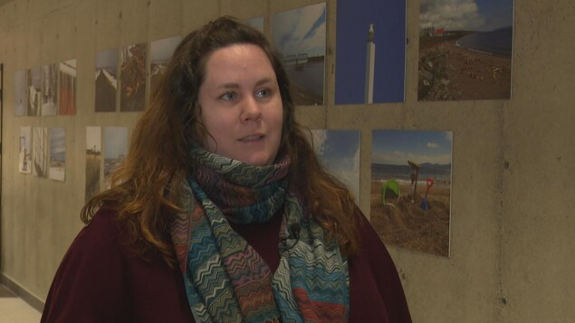 Chantale Cloutier, éducatrice spécialisée au Centre intégré de santé et de services sociaux de la Gaspésie, devant un mur parsemé de photos. Chantale Cloutier, éducatrice spécialisée au Centre intégré de santé et de services sociaux de la Gaspésie, devant un mur parsemé de photos.