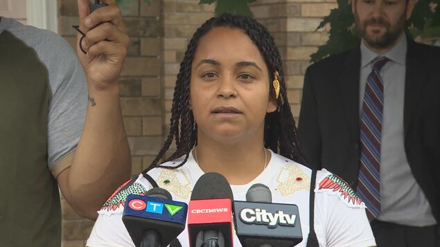 Une victime de violence policière dénonce l’absolution d'une ex-agente