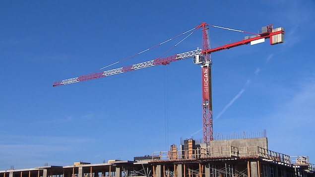 Une grue dans un chantier