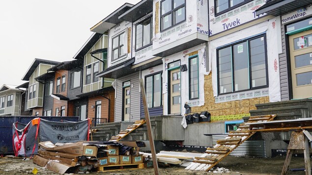 Des maisons en construction à Cochrane, en Alberta, le 9 mai 2022.
