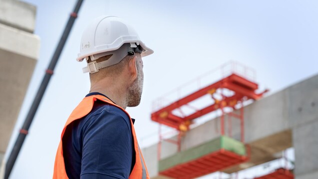 Un ingénieur vérifie une structure de béton