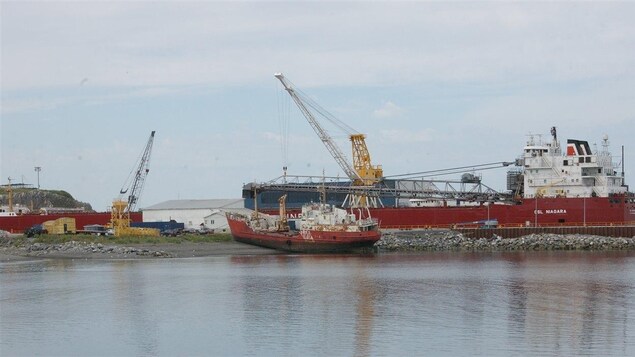 Un bateau en radoub au chantier maritime Verreault des Méchins. Un bateau en radoub au chantier maritime Verreault des Méchins.