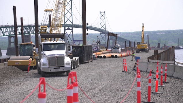 De la machinerie lourde à côté d'un pont,