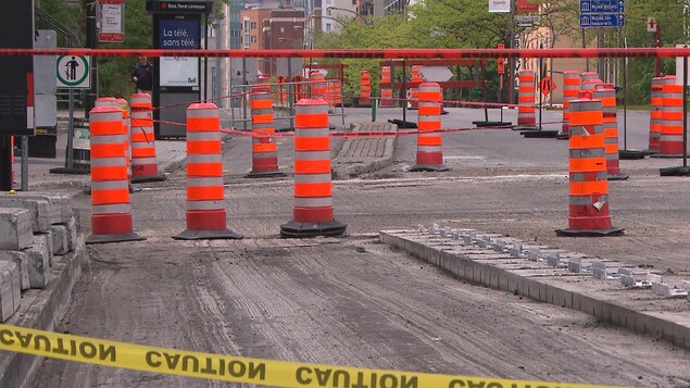Chantier du boulevard René-Lévesque, à Montréal, où on aperçoit plusieurs cônes oranges. Chantier du boulevard René-Lévesque, à Montréal, où on aperçoit plusieurs cônes oranges.