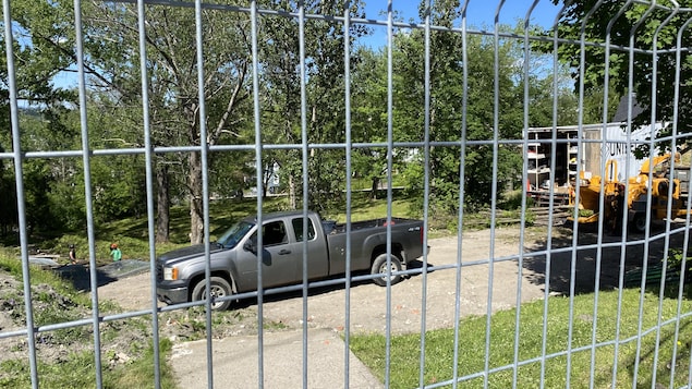 Un camion est garé à proximité d'un chantier. 
