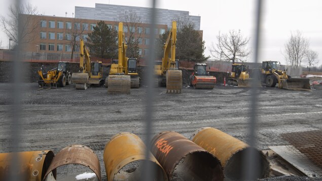 De la machinerie dans un chantier vide