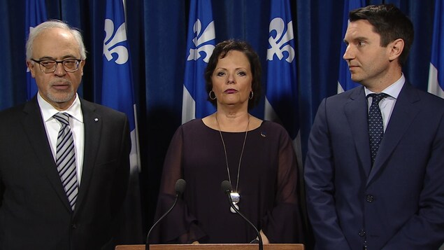 Le ministre des Finances du Québec, Carlos Leitao (gauche), la ministre ministre déléguée à la Réadaptation, à la Protection de la jeunesse, à la Santé publique et aux Saines habitudes de vie, Lucie Charlebois et le ministre des Transports, André Fortin (droite).