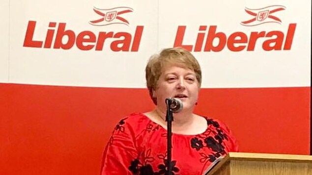 Charlene LeBlanc prend la parole lors d'une activité partisane.