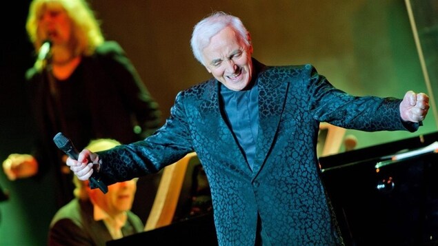 Charles Aznavour sur scène. Charles Aznavour sur scène.